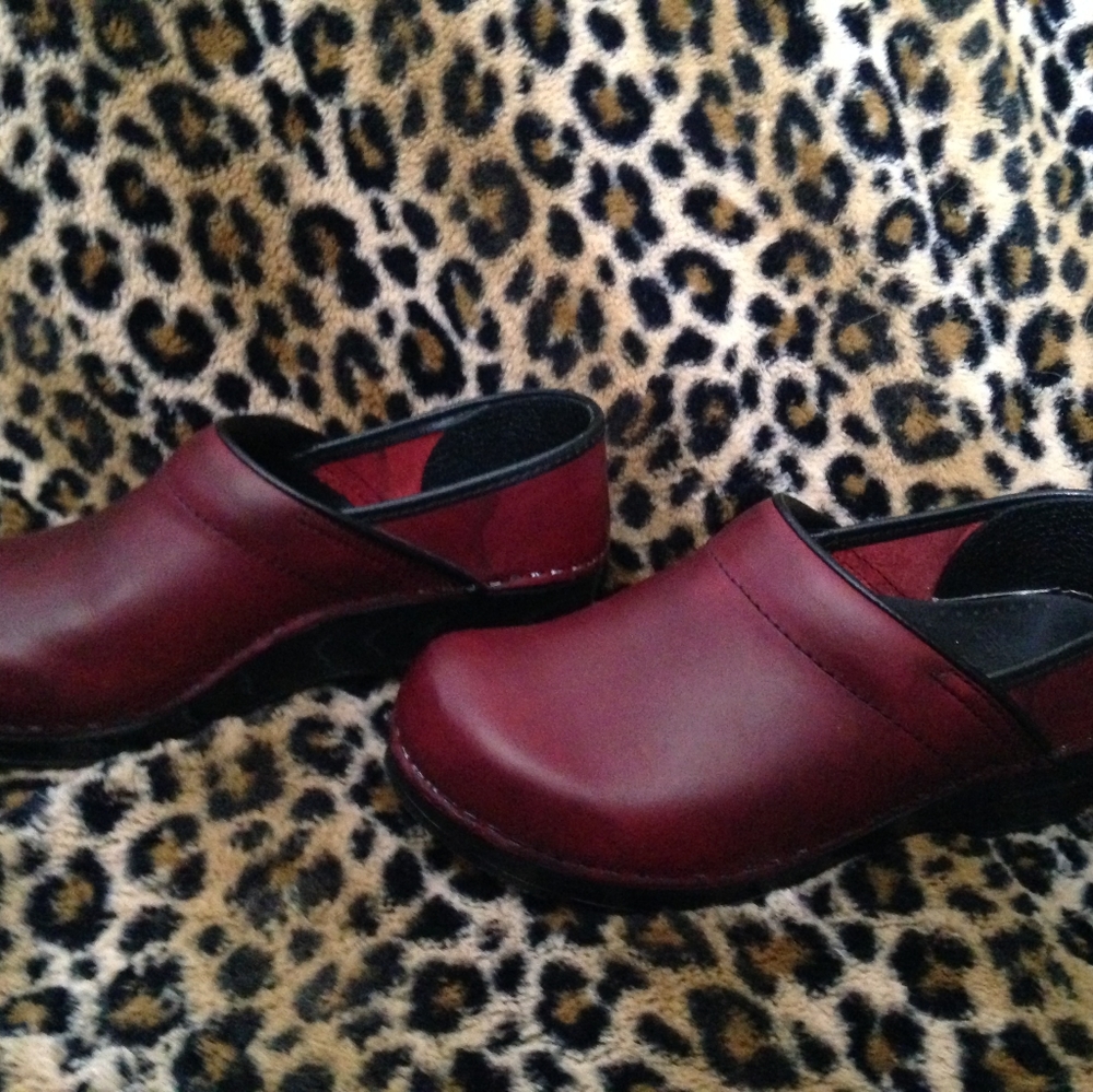 DANSKO Burgundy Leather Professional Clog, Like new! Size 6.5M - Picture 1 of 5
